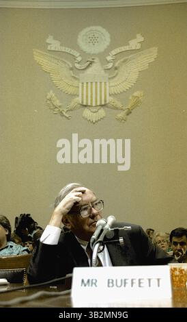 22. Mai 2015: Washington, District of Columbia, Vereinigte Staaten von Amerika, Washington, DC. 9. 4. 1991. Warren Buffett erscheint vor dem Unterausschuss für Telekommunikation und Finanzen über seine Rolle im Salmon Brothers Wall Street Brokerage Firm Skandal. . Warren Edward Buffett ist ein US-amerikanischer Wirtschaftsmagnat, Investor und Philanthrope. Er ist der erfolgreichste Investor des 20. Jahrhunderts. Buffett ist Vorsitzender, CEO und größter Anteilseigner von Berkshire Hathaway und zählt fortwährend zu den wohlhabendsten Menschen der Welt. . Abbildung: Mark Reinstein (Bild: © Mark Reinstein via ZUMA Wire) Stockfoto