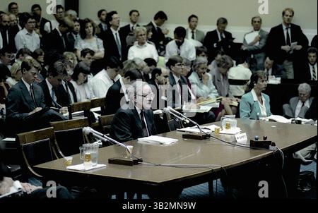 22. Mai 2015: Washington, District of Columbia, Vereinigte Staaten von Amerika, Washington, DC. 9. 4. 1991. Warren Buffett erscheint vor dem Unterausschuss für Telekommunikation und Finanzen über seine Rolle im Salmon Brothers Wall Street Brokerage Firm Skandal. . Warren Edward Buffett ist ein US-amerikanischer Wirtschaftsmagnat, Investor und Philanthrope. Er ist der erfolgreichste Investor des 20. Jahrhunderts. Buffett ist Vorsitzender, CEO und größter Anteilseigner von Berkshire Hathaway und zählt fortwährend zu den wohlhabendsten Menschen der Welt. . Abbildung: Mark Reinstein (Bild: © Mark Reinstein via ZUMA Wire) Stockfoto