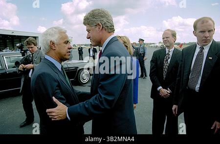 Mai 2015 - Richmond, Virginia, Vereinigte Staaten von Amerika - Richmond, Virginia 10-16-1992.Präsidentschaftskandidat Gouverneur William Clinton (D-AR) und seine Frau Hillary Clinton und Douglas Wilder aus Virginia kommen am Tag nach der letzten Town Hall-Debatte an der University of VA an. Credit: Mark Reinstein (Credit Image: © Mark Reinstein via ZUMA Wire) Stockfoto