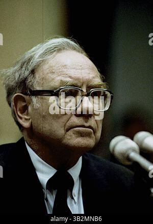 22. Mai 2015: Washington, District of Columbia, Vereinigte Staaten von Amerika, Washington, DC. 9. 4. 1991. Warren Buffett erscheint vor dem Unterausschuss für Telekommunikation und Finanzen über seine Rolle im Salmon Brothers Wall Street Brokerage Firm Skandal. . Warren Edward Buffett ist ein US-amerikanischer Wirtschaftsmagnat, Investor und Philanthrope. Er ist der erfolgreichste Investor des 20. Jahrhunderts. Buffett ist Vorsitzender, CEO und größter Anteilseigner von Berkshire Hathaway und zählt fortwährend zu den wohlhabendsten Menschen der Welt. . Abbildung: Mark Reinstein (Bild: © Mark Reinstein via ZUMA Wire) Stockfoto