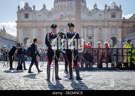 Carabinieri in gewöhnlicher Uniform Vatikanstadt, Vatikan - 25. April 2025: Zwei Carabinieri in Uniform sorgen für Sicherheit während der Trauerfeier von Papst Franziskus auf dem Petersplatz. Vatikanstadt Vatikanisches Urheberrecht: XGennaroxLeonardix Stockfoto
