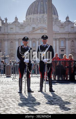 Carabinieri in gewöhnlicher Uniform Vatikanstadt, Vatikan - 25. April 2025: Zwei Carabinieri in Uniform sorgen für Sicherheit während der Trauerfeier von Papst Franziskus auf dem Petersplatz. Vatikanstadt Vatikanisches Urheberrecht: XGennaroxLeonardix Stockfoto