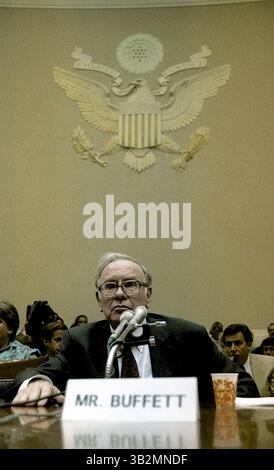 22. Mai 2015: Washington, District of Columbia, Vereinigte Staaten von Amerika, Washington, DC. 9. 4. 1991. Warren Buffett erscheint vor dem Unterausschuss für Telekommunikation und Finanzen über seine Rolle im Salmon Brothers Wall Street Brokerage Firm Skandal. . Warren Edward Buffett ist ein US-amerikanischer Wirtschaftsmagnat, Investor und Philanthrope. Er ist der erfolgreichste Investor des 20. Jahrhunderts. Buffett ist Vorsitzender, CEO und größter Anteilseigner von Berkshire Hathaway und zählt fortwährend zu den wohlhabendsten Menschen der Welt. . Abbildung: Mark Reinstein (Bild: © Mark Reinstein via ZUMA Wire) Stockfoto