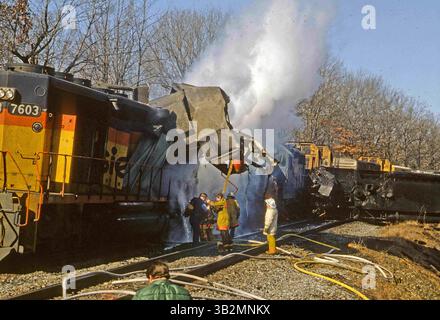 19. August 2015: Hyattstown, Maryland, Vereinigte Staaten von Amerika, Hyattstown, Maryland. 1978.Montgomery County, Maryland Ersthelfer entfernen den verletzten Ingenieur aus dem entgleisten Zug, der Feuer fing, und tragen ihn zu einem wartenden Maryland State Police Hubschrauber für den Flug in das Traumazentrum Krankenhaus. . Abbildung: Mark Reinstein (Bild: © Mark Reinstein via ZUMA Wire) Stockfoto