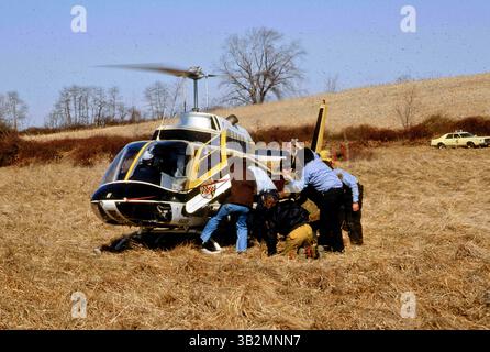 19. August 2015: Hyattstown, Maryland, Vereinigte Staaten von Amerika, Hyattstown, Maryland. 1978.Montgomery County, Maryland Ersthelfer entfernen den verletzten Ingenieur aus dem entgleisten Zug, der Feuer fing, und tragen ihn zu einem wartenden Maryland State Police Hubschrauber für den Flug in das Traumazentrum Krankenhaus. . Abbildung: Mark Reinstein (Bild: © Mark Reinstein via ZUMA Wire) Stockfoto