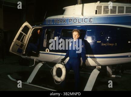 30. August 2015 – Washington, District of Columbia, Vereinigte Staaten von Amerika – Washington, D.C. 1-14-1982. Am 13. Januar 1982 stürzte Air Florida Flug 90 in die 14th Street Bridge von Washington, D.C. ab und fiel kurz nach dem Start in den Potomac River. Insgesamt kamen 70 Passagiere, 4 Besatzungsmitglieder und 4 Autofahrer auf der Brücke ums Leben. Der Absturz der Boeing 737-200 war darauf zurückzuführen, dass ein Anti-Vereisungssystem außer Betrieb war. Gene Windsor leistete eine phänomenale Arbeit, indem er sein eigenes Leben aufs Spiel setzte, um die Überlebenden aus dem Wasser in Sicherheit zu bringen. Don Usher, ein vietnamesischer Hubschrauberpilot, flog in ein schweres s Stockfoto