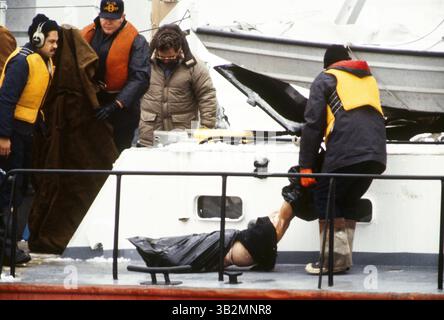 30. August 2015 – Washington, District of Columbia, Vereinigte Staaten von Amerika – Washington, D.C. 1-16-1982. Am 13. Januar 1982 stürzte Air Florida Flug 90 in Washington, D.C. 14th Street Bridge ab und fiel kurz nach dem Start in den Potomac River. Insgesamt kamen 70 Passagiere, 4 Besatzungsmitglieder und 4 Autofahrer auf der Brücke ums Leben. Der Absturz der Boeing 737-200 war darauf zurückzuführen, dass ein Anti-Icing-System nicht mehr vorhanden war. Mitglieder der DC. Polizei, Taucher der US Navy und die US-Küstenwache haben eines von 70 Opfern des Air-Fluges 90 aus dem gefrorenen Potomac River geborgen. . Abbildung: Mark Reinstein (Bild: © Stockfoto