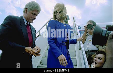 Mai 2015 - Richmond, Virginia, Vereinigte Staaten von Amerika - Richmond, Virginia 10-16-1992.Präsidentschaftskandidat Gouverneur William Clinton (D-AR) und seine Frau Hillary Clinton und Douglas Wilder aus Virginia kommen am Tag nach der letzten Town Hall-Debatte an der University of VA an. Credit: Mark Reinstein (Credit Image: © Mark Reinstein via ZUMA Wire) Stockfoto