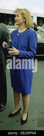 Mai 2015 - Richmond, Virginia, Vereinigte Staaten von Amerika - Richmond, Virginia 10-16-1992.Präsidentschaftskandidat Gouverneur William Clinton (D-AR) und seine Frau Hillary Clinton und Douglas Wilder aus Virginia kommen am Tag nach der letzten Town Hall-Debatte an der University of VA an. Credit: Mark Reinstein (Credit Image: © Mark Reinstein via ZUMA Wire) Stockfoto