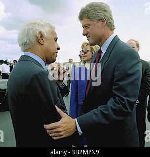 Mai 2015 - Richmond, Virginia, Vereinigte Staaten von Amerika - Richmond, Virginia 10-16-1992.Präsidentschaftskandidat Gouverneur William Clinton (D-AR) und seine Frau Hillary Clinton und Douglas Wilder aus Virginia kommen am Tag nach der letzten Town Hall-Debatte an der University of VA an. Credit: Mark Reinstein (Credit Image: © Mark Reinstein via ZUMA Wire) Stockfoto