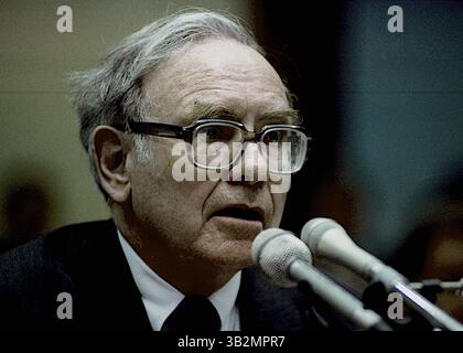 22. Mai 2015: Washington, District of Columbia, Vereinigte Staaten von Amerika, Washington, DC. 9. 4. 1991. Warren Buffett erscheint vor dem Unterausschuss für Telekommunikation und Finanzen über seine Rolle im Salmon Brothers Wall Street Brokerage Firm Skandal. . Warren Edward Buffett ist ein US-amerikanischer Wirtschaftsmagnat, Investor und Philanthrope. Er ist der erfolgreichste Investor des 20. Jahrhunderts. Buffett ist Vorsitzender, CEO und größter Anteilseigner von Berkshire Hathaway und zählt fortwährend zu den wohlhabendsten Menschen der Welt. . Abbildung: Mark Reinstein (Bild: © Mark Reinstein via ZUMA Wire) Stockfoto