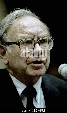 22. Mai 2015: Washington, District of Columbia, Vereinigte Staaten von Amerika, Washington, DC. 9. 4. 1991. Warren Buffett erscheint vor dem Unterausschuss für Telekommunikation und Finanzen über seine Rolle im Salmon Brothers Wall Street Brokerage Firm Skandal. . Warren Edward Buffett ist ein US-amerikanischer Wirtschaftsmagnat, Investor und Philanthrope. Er ist der erfolgreichste Investor des 20. Jahrhunderts. Buffett ist Vorsitzender, CEO und größter Anteilseigner von Berkshire Hathaway und zählt fortwährend zu den wohlhabendsten Menschen der Welt. . Abbildung: Mark Reinstein (Bild: © Mark Reinstein via ZUMA Wire) Stockfoto