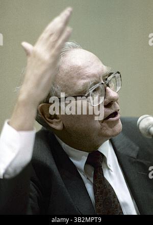 22. Mai 2015: Washington, District of Columbia, Vereinigte Staaten von Amerika, Washington, DC. 9. 4. 1991. Warren Buffett erscheint vor dem Unterausschuss für Telekommunikation und Finanzen über seine Rolle im Salmon Brothers Wall Street Brokerage Firm Skandal. . Warren Edward Buffett ist ein US-amerikanischer Wirtschaftsmagnat, Investor und Philanthrope. Er ist der erfolgreichste Investor des 20. Jahrhunderts. Buffett ist Vorsitzender, CEO und größter Anteilseigner von Berkshire Hathaway und zählt fortwährend zu den wohlhabendsten Menschen der Welt. . Abbildung: Mark Reinstein (Bild: © Mark Reinstein via ZUMA Wire) Stockfoto