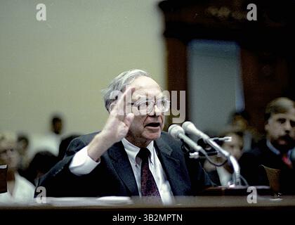 22. Mai 2015: Washington, District of Columbia, Vereinigte Staaten von Amerika, Washington, DC. 9. 4. 1991. Warren Buffett erscheint vor dem Unterausschuss für Telekommunikation und Finanzen über seine Rolle im Salmon Brothers Wall Street Brokerage Firm Skandal. . Warren Edward Buffett ist ein US-amerikanischer Wirtschaftsmagnat, Investor und Philanthrope. Er ist der erfolgreichste Investor des 20. Jahrhunderts. Buffett ist Vorsitzender, CEO und größter Anteilseigner von Berkshire Hathaway und zählt fortwährend zu den wohlhabendsten Menschen der Welt. . Abbildung: Mark Reinstein (Bild: © Mark Reinstein via ZUMA Wire) Stockfoto