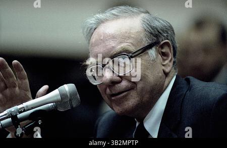 22. Mai 2015: Washington, District of Columbia, Vereinigte Staaten von Amerika, Washington, DC. 9. 4. 1991. Warren Buffett erscheint vor dem Unterausschuss für Telekommunikation und Finanzen über seine Rolle im Salmon Brothers Wall Street Brokerage Firm Skandal. . Warren Edward Buffett ist ein US-amerikanischer Wirtschaftsmagnat, Investor und Philanthrope. Er ist der erfolgreichste Investor des 20. Jahrhunderts. Buffett ist Vorsitzender, CEO und größter Anteilseigner von Berkshire Hathaway und zählt fortwährend zu den wohlhabendsten Menschen der Welt. . Abbildung: Mark Reinstein (Bild: © Mark Reinstein via ZUMA Wire) Stockfoto