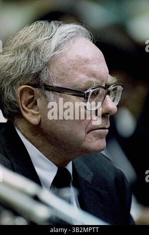 22. Mai 2015: Washington, District of Columbia, Vereinigte Staaten von Amerika, Washington, DC. 9. 4. 1991. Warren Buffett erscheint vor dem Unterausschuss für Telekommunikation und Finanzen über seine Rolle im Salmon Brothers Wall Street Brokerage Firm Skandal. . Warren Edward Buffett ist ein US-amerikanischer Wirtschaftsmagnat, Investor und Philanthrope. Er ist der erfolgreichste Investor des 20. Jahrhunderts. Buffett ist Vorsitzender, CEO und größter Anteilseigner von Berkshire Hathaway und zählt fortwährend zu den wohlhabendsten Menschen der Welt. . Abbildung: Mark Reinstein (Bild: © Mark Reinstein via ZUMA Wire) Stockfoto