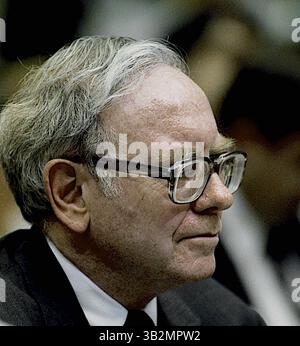 22. Mai 2015: Washington, District of Columbia, Vereinigte Staaten von Amerika, Washington, DC. 9. 4. 1991. Warren Buffett erscheint vor dem Unterausschuss für Telekommunikation und Finanzen über seine Rolle im Salmon Brothers Wall Street Brokerage Firm Skandal. . Warren Edward Buffett ist ein US-amerikanischer Wirtschaftsmagnat, Investor und Philanthrope. Er ist der erfolgreichste Investor des 20. Jahrhunderts. Buffett ist Vorsitzender, CEO und größter Anteilseigner von Berkshire Hathaway und zählt fortwährend zu den wohlhabendsten Menschen der Welt. . Abbildung: Mark Reinstein (Bild: © Mark Reinstein via ZUMA Wire) Stockfoto