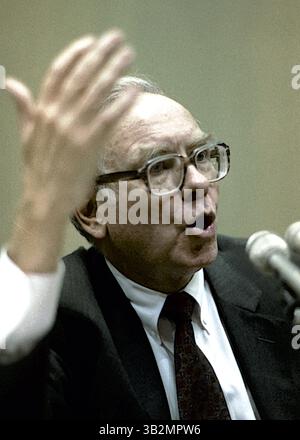 22. Mai 2015: Washington, District of Columbia, Vereinigte Staaten von Amerika, Washington, DC. 9. 4. 1991. Warren Buffett erscheint vor dem Unterausschuss für Telekommunikation und Finanzen über seine Rolle im Salmon Brothers Wall Street Brokerage Firm Skandal. . Warren Edward Buffett ist ein US-amerikanischer Wirtschaftsmagnat, Investor und Philanthrope. Er ist der erfolgreichste Investor des 20. Jahrhunderts. Buffett ist Vorsitzender, CEO und größter Anteilseigner von Berkshire Hathaway und zählt fortwährend zu den wohlhabendsten Menschen der Welt. . Abbildung: Mark Reinstein (Bild: © Mark Reinstein via ZUMA Wire) Stockfoto