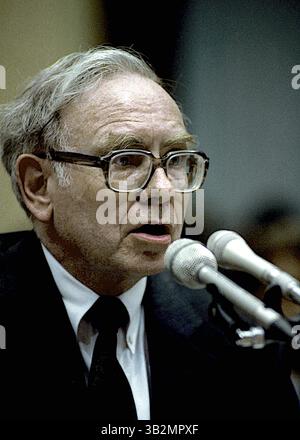 22. Mai 2015: Washington, District of Columbia, Vereinigte Staaten von Amerika, Washington, DC. 9. 4. 1991. Warren Buffett erscheint vor dem Unterausschuss für Telekommunikation und Finanzen über seine Rolle im Salmon Brothers Wall Street Brokerage Firm Skandal. . Warren Edward Buffett ist ein US-amerikanischer Wirtschaftsmagnat, Investor und Philanthrope. Er ist der erfolgreichste Investor des 20. Jahrhunderts. Buffett ist Vorsitzender, CEO und größter Anteilseigner von Berkshire Hathaway und zählt fortwährend zu den wohlhabendsten Menschen der Welt. . Abbildung: Mark Reinstein (Bild: © Mark Reinstein via ZUMA Wire) Stockfoto