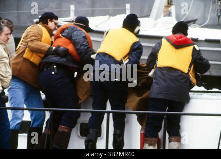 30. August 2015 – Washington, District of Columbia, Vereinigte Staaten von Amerika – Washington, D.C. 1-16-1982. Am 13. Januar 1982 stürzte Air Florida Flug 90 in Washington, D.C. 14th Street Bridge ab und fiel kurz nach dem Start in den Potomac River. Insgesamt kamen 70 Passagiere, 4 Besatzungsmitglieder und 4 Autofahrer auf der Brücke ums Leben. Der Absturz der Boeing 737-200 war darauf zurückzuführen, dass ein Anti-Icing-System nicht mehr vorhanden war. Mitglieder der DC. Polizei, Taucher der US Navy und die US-Küstenwache haben eines von 70 Opfern des Air-Fluges 90 aus dem gefrorenen Potomac River geborgen. . Abbildung: Mark Reinstein (Bild: © Stockfoto