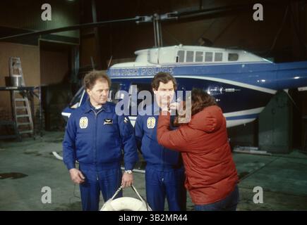 30. August 2015 – Washington, District of Columbia, Vereinigte Staaten von Amerika – Washington, D.C. 1-14-1982. Am 13. Januar 1982 stürzte Air Florida Flug 90 in die 14th Street Bridge von Washington, D.C. ab und fiel kurz nach dem Start in den Potomac River. Insgesamt kamen 70 Passagiere, 4 Besatzungsmitglieder und 4 Autofahrer auf der Brücke ums Leben. Der Absturz der Boeing 737-200 war darauf zurückzuführen, dass ein Anti-Vereisungssystem außer Betrieb war. Gene Windsor leistete eine phänomenale Arbeit, indem er sein eigenes Leben aufs Spiel setzte, um die Überlebenden aus dem Wasser in Sicherheit zu bringen. Don Usher, ein vietnamesischer Hubschrauberpilot, flog in ein schweres s Stockfoto