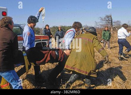 19. August 2015: Hyattstown, Maryland, Vereinigte Staaten von Amerika, Hyattstown, Maryland. 1978.Montgomery County, Maryland Ersthelfer entfernen den verletzten Ingenieur aus dem entgleisten Zug, der Feuer fing, und tragen ihn zu einem wartenden Maryland State Police Hubschrauber für den Flug in das Traumazentrum Krankenhaus. . Abbildung: Mark Reinstein (Bild: © Mark Reinstein via ZUMA Wire) Stockfoto