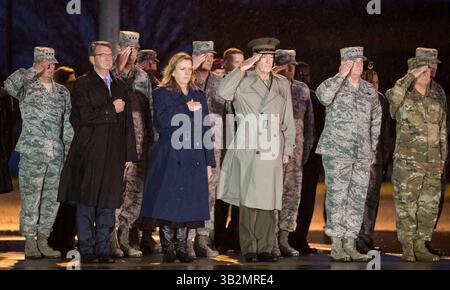 23. Dezember 2015 - New Castle, Delaware, USA - 23. Dezember 2015 : Verteidigungsminister Ash Carter, Secretary of the Air Force Deborah James, Chairman of the Joint Chiefs of Staff Joseph Dunford, Air Force Chief of Staff General Mark A. Welsh III und Chief of the National Guard Frank Grass begrüßten die Übertragung des Air Force Staff Sergeant Chester J. McBride während seiner würdevollen Versetzung am New Castle Airport in New Castle, Delaware am 23. Dezember 2015. McBride war einer von sechs Soldaten, die bei einem Selbstmordattentat in der Nähe der Bagram Air Force Base in Afghanistan getötet wurden. Scott Serio/ESW/CSM(Kreditbild: © Stockfoto