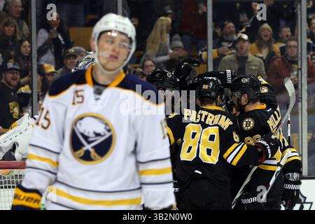 Februar 2016; Boston, MA, USA; Boston Bruins Linksflügel Loui Eriksson (21) feiert mit Boston Bruins Linksflügel David Pastrnak (88) und Boston Bruins Verteidiger Kevan Miller (86), nachdem er während eines Spiels zwischen den Buffalo Sabres und Boston Bruins im TD Garden ein erstes Tor geschossen hatte. Anthony Nesmith/Cal Sport Media (Kreditbild: © Anthony Nesmith/CSM via ZUMA Wire) Stockfoto