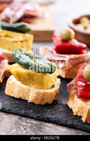 Traditionelle spanische Pintxos auf Holztisch Stockfoto