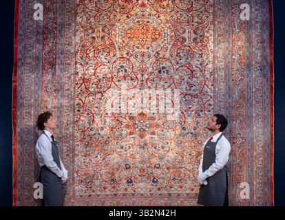 Christie's, London, UK. 28th Apr, 2025. Art of the Islamic World including Rugs and Carpets sale takes place in London on 1st May and spans an artistic tradition over nine centuries. Highlights in the Rug and Carpets sale include: Large Safavid Isfahan Carpet, Central Persia, 17th century. Estimate: £80,000-120,000. Credit: Malcolm Park/Alamy Live News Stockfoto