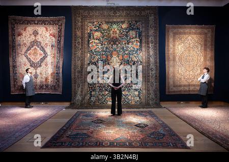 Christie's, London, Großbritannien. April 2025. Die Kunst der islamischen Welt einschließlich Teppichen und Teppichen findet am 1. Mai in London statt und erstreckt sich über eine künstlerische Tradition über neun Jahrhunderte. Zu den Höhepunkten im Verkauf von Teppichen und Teppichen gehören: Ein Tabriz-Teppich, Nordwestpersien, um 1880. Schätzung: £22.000-26.000. Quelle: Malcolm Park/Alamy Live News Stockfoto