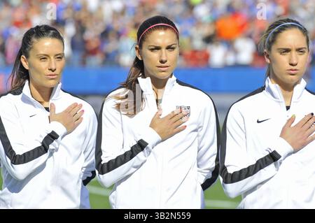 Februar 2016 - Frisco, Texas, USA S – US-Verteidiger ALI KRIEGER (links), Stürmer ALEX MORGAN (Mitte) und Mittelfeldspieler MORGAN BRIAN (rechts) während der US-Nationalhymne vor dem Start eines Olympischen Qualifikationsspiels der CONCACAF-Frauen gegen Mexiko im Toyota Stadium in Frisco, Texas am Samstag, den 13. Februar 2016. Die Vereinigten Staaten gewannen mit 1:0. (Kreditbild: © Austin McAfee via ZUMA Wire) Stockfoto