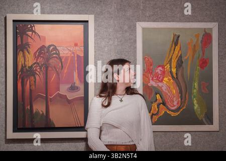 London UK 28. April 2025. Bild: Links: Ithell Colquhoun (Britisch, 1906–1988), Roman Sun. Schätzung: £30.000 - 50.000. Rechts: Ithell Colquhoun (Britisch, 1906-1988), Gemälde. Schätzung: £18.000 - 000. Vorschau auf Bonhams Surrealismus Verkauf. Der Verkauf läuft online bis zum 1. Mai. Credit Amer Ghazzal/Alamy Live News Stockfoto