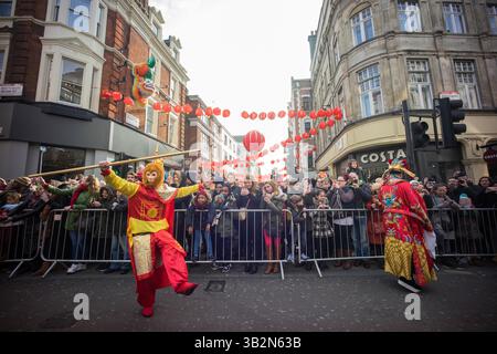 14. Februar 2016: Britisch-Chinesen feiern das chinesische Neujahr mit Drachen- und Löwentanz in Chinatown in London. Die Feier zieht Tausende von Zuschauern an. Februar 2016 (Kreditbild: © Geovien so Via ZUMA Wire) Stockfoto