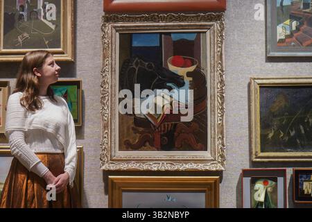 London UK 28. April 2025. Bild: Stanley William Hayter (britisch, 1901-1988)NStill Life mit Standtisch und Pferdekopf. Schätzung: £7.000 - £10.000. Vorschau auf Bonhams Surrealismus Verkauf. Der Verkauf läuft online bis zum 1. Mai. Credit Amer Ghazzal/Alamy Live News Stockfoto