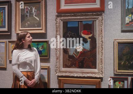 London UK 28. April 2025. Bild: Stanley William Hayter (britisch, 1901-1988)NStill Life mit Standtisch und Pferdekopf. Schätzung: £7.000 - £10.000. Vorschau auf Bonhams Surrealismus Verkauf. Der Verkauf läuft online bis zum 1. Mai. Credit Amer Ghazzal/Alamy Live News Stockfoto