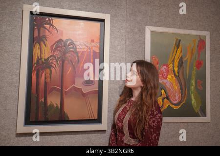 London UK 28. April 2025. Bild: Links: Ithell Colquhoun (Britisch, 1906–1988), Roman Sun. Schätzung: £30.000 - 50.000. Rechts: Ithell Colquhoun (Britisch, 1906-1988), Gemälde. Schätzung: £18.000 - 000. Vorschau auf Bonhams Surrealismus Verkauf. Der Verkauf läuft online bis zum 1. Mai. Credit Amer Ghazzal/Alamy Live News Stockfoto