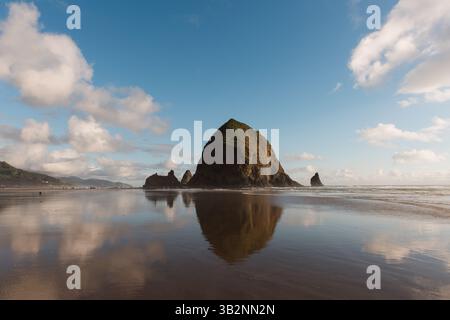 Heuhaufen Rock und sein Spiegelbild am Ufer Stockfoto