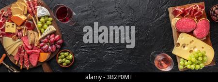 Antipasti- oder Tapas-Panorama mit Kopierraum. Wurst- und Käseplatte mit Wein, Banner-Design für ein Restaurantmenü, Flachbild-Lay-Shot über dem Kopf Stockfoto