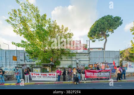 Haifa, Israel - 26. April 2025: Menschen nehmen an einem protestmarsch (Friedensaktivistengruppe) Teil, mit verschiedenen Zeichen und Fahnen, die zum Ende des Krieges aufrufen Stockfoto