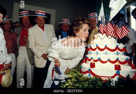 4. Juli 1981, Mount Vernon, Virginia, USA: Am Unabhängigkeitstag 1981 bläst First Lady NANCY REAGAN Geburtstagskerzen mit Präsident RONALD REAGAN, EARLE JORGENSEN und WILLIAM WILSON auf der Woodlawn Plantation in Mount Vernon, Virginia. (Bild: Michael Evans/ZUMAPRESS.com) Stockfoto