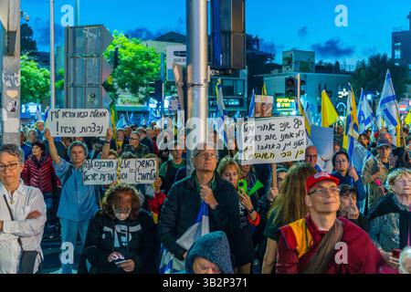 Haifa, Israel - 26. April 2025: Menschenmenge mit verschiedenen Schildern und Fahnen nimmt an einer Protestkundgebung Teil, die zum Ende des Krieges, zur Vollendung des h Stockfoto