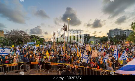 Haifa, Israel - 26. April 2025: Menschenmenge mit verschiedenen Schildern und Fahnen nimmt an einer Protestkundgebung Teil, die zum Ende des Krieges, zur Vollendung des h Stockfoto