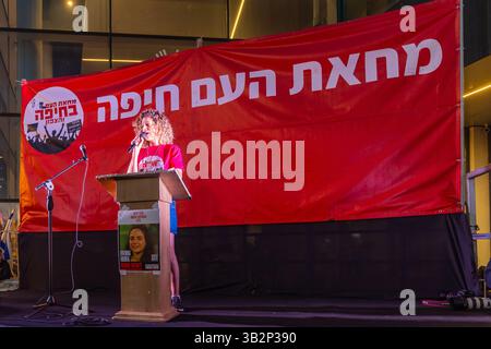 Haifa, Israel - 26. April 2025: Protestführer Rotem Perelman - Farhi spricht mit der Menge, Protestkundgebung fordert ein Ende des Krieges, Vollendung der HO Stockfoto