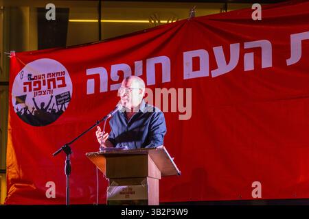 Haifa, Israel - 26. April 2025: Mickey Peled spricht mit der Menge, Teil einer Protestkundgebung, die das Ende des Krieges, den Abschluss des Geiselabkommens und das Ende des Krieges fordert Stockfoto