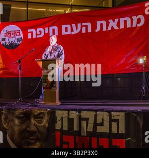 Haifa, Israel - 26. April 2025: Prof. Avinoam Shiran spricht im Rahmen einer Protestkundgebung zur Beendigung des Krieges und zur Vollendung der Geisel Stockfoto