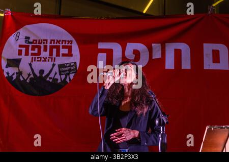 Haifa, Israel - 26. April 2025: Sänger Michal Golan singt vor der Menge, Protestkundgebung für ein Ende des Krieges, Abschluss des Geiselvertrages und neu Stockfoto