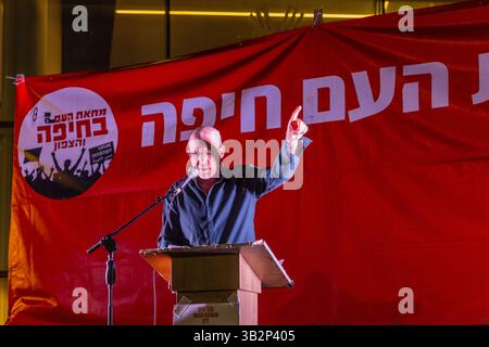 Haifa, Israel - 26. April 2025: Mickey Peled spricht mit der Menge, Teil einer Protestkundgebung, die das Ende des Krieges, den Abschluss des Geiselabkommens und das Ende des Krieges fordert Stockfoto