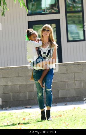 Heidi Klum mit ihrer Tochter Lou Sulola Samuel am 18. Januar 2014 in Hollywood, Kalifornien Stockfoto