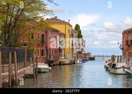 Farbenfrohe Häuser und Boote entlang des Murano-Kanals Stockfoto